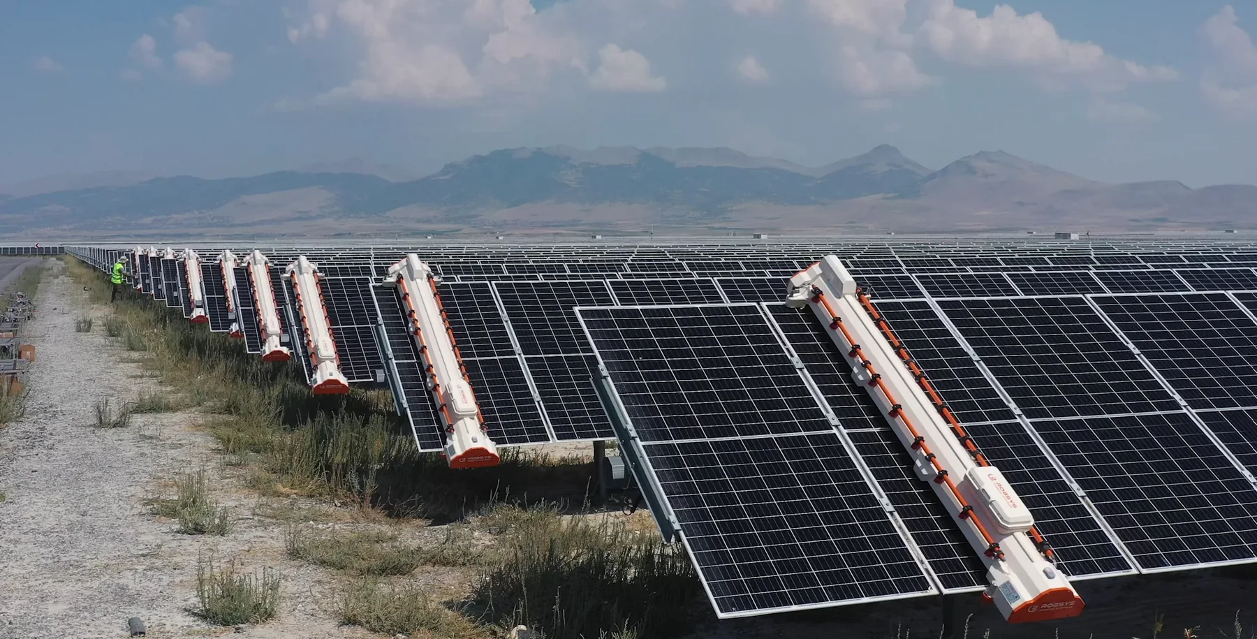 Robots SolarCleanSys en una huerta fotovoltaica