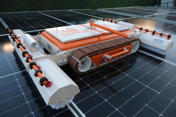 Robot SolarCleanSys limpiando módulos fotovoltaicos